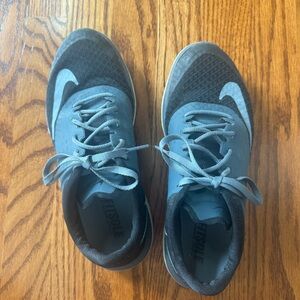 Nike fitsole tennis shoe black gray women’s